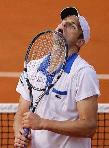 US Andy Roddick reacts as he plays against France's Nicolas Mahut